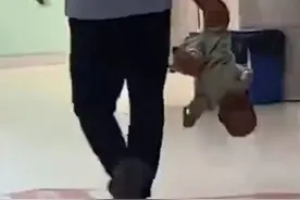 男子倒提婴儿疑似虐待？警方回应图片