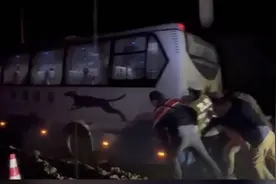 国道213线松潘青云镇垮塌需借道，82人彻夜值守绕行路段图片