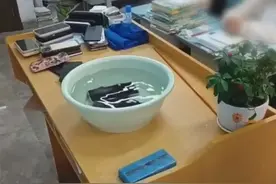 20多名学生手机被泡水引热议，校方回应：家长同意图片