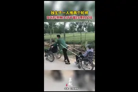 独生子一人推两个轮椅，在医院照顾生活不能自理的父母图片