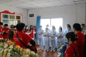 向白衣天使致敬！成都多家医院庆祝护士节图片