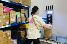 手机扫码1分钟自助取件，菜鸟驿站试点“夜间取件”功能，24点前可自取图片