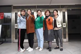 暖哭！照顾腿伤女生、为学生缝被子，这所高校宿管“妈妈团”太贴心图片