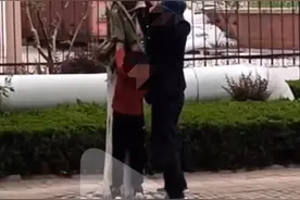 男子将男孩绑在树上还扒裤子，警方：二人系父子，接警后已处理图片
