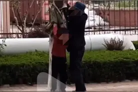 男子将男孩绑在树上还扒裤子，警方：二人系父子，接警后已处理图片