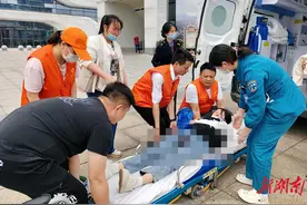 产妇紧急分娩 众人合力救助图片