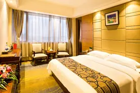 酒店床尾处为啥要放一块横布条？它有什么用途吗？图片