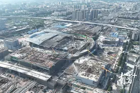 拟年底运营！广州白云站综合枢纽配套场站工程主体结构封顶图片
