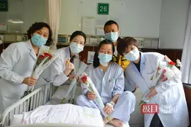 鲜花献爱、真情告白，这家医院向病房里的母亲们致敬！图片