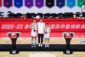 2023耐高落幕 易建联为MVP颁发奖杯图片