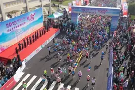 2023“丽人18”乳山女子半程马拉松赛开跑图片