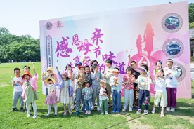 为妈妈敲背按摩、画肖像画……母亲节扬城人这样大方表达爱图片