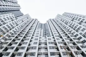 照顾无依无靠生病侄子多年后，姑姑终于继承了侄子房产图片