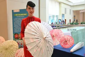 成都大运会世界媒体大会｜一把油纸伞，给媒体记者遮风挡雨图片