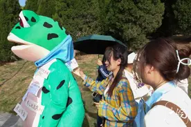 撕下标签！网红“青蛙人偶”现身大学校园图片