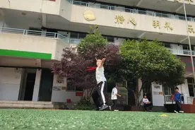 他俩折的纸飞机能飞近40米远，分获小学组低段和高段冠军图片