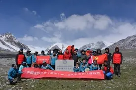 勇攀珠峰的背后图片