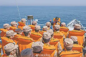 踏浪出击！海军大连舰艇学院毕业学员赴某海域演练图片