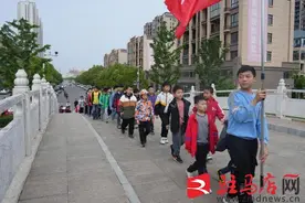 感受科技魅力 点亮航天梦想——天中晚报小记者（新蔡县）走进“航空航天科普知识”大课堂图片