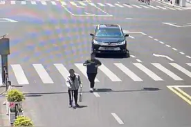 视障老人过马路偏离人行道，金山00后飞奔向他……图片