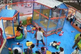 警方回应“孩子遭男子连续推搡怒摔”：已接到报警，后续会通报图片