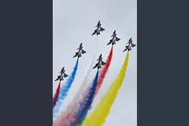 八一飞行表演队刚换歼-10C就出国 为啥只有中美俄用战斗机表演？图片