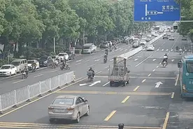 营区门口突发车祸，武警官兵火速救援图片
