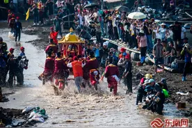 延续数百年 霞浦小渔村上演“妈祖走水”民俗活动图片