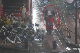 男子雨夜搭讪妙龄女子不被理会，转而抢其手机，警方八小时抓到人！图片