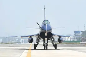 八一飞行表演队换装歼-10C，专家：体现中国空军装备更新加速度更快图片