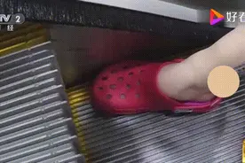 危险！别再给孩子穿这种鞋了图片