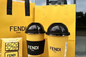 携手FENDI推特调排长队买不到？喜茶：活动期间赠品还会陆续上货图片