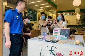 月租一元！摆摊“宝妈”遇到了这样的城管图片