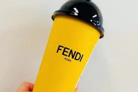 喜茶Fendi联名款徽章炒至价格翻倍！喜茶官方小程序多次闪崩，有门店联名周边已经断货图片