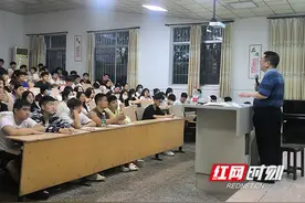保险职业学院院长为青年学生讲授《形势与政策》课图片