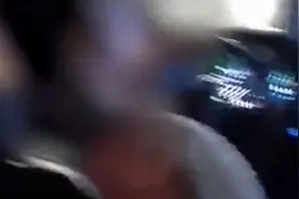 女子乘网约车遭司机索吻，自己发视频透露投诉后平台已取消与该司机合作图片