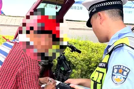 三轮车“加长”跑，驾驶室放块大石头保持平衡图片