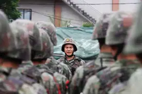 快速装载，钢铁洪流赴沙场图片