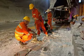 百桶油漆飞洒隧道之后……图片