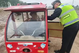 送受困老人回家图片