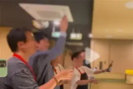 20余名声乐博士在海底捞为陌生人唱生日歌，当事人：现场氛围特别好，寿星还分了蛋糕图片