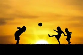 给孩子买太阳镜一定要注意这些！选错了，危害就大了图片