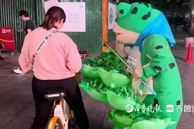 “网红青蛙”济南街头“卖崽”，相关部门：属于占道经营图片
