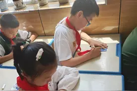 浐灞第二十二小学开展“巧手制书签”活动图片