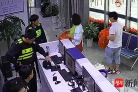 民警帮忙找回遗失的结婚金手镯，市民送喜糖表示感谢图片