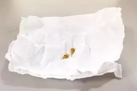 地铁站里捡到废纸团，一捏不对劲……图片