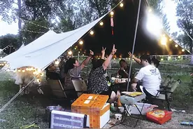 一片绿茵、一块天幕、一顶帐篷、一桌美食…… 亳州：“露营+烧烤”尽享夏夜之美图片