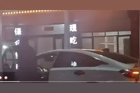 5男子酒后推车1公里回家，网友：为了喝酒也是拼了图片