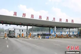 广西百色首票进口越南百香果从龙邦口岸通关图片