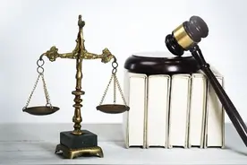 非机动车道晒粮食 致人摔伤应担责图片